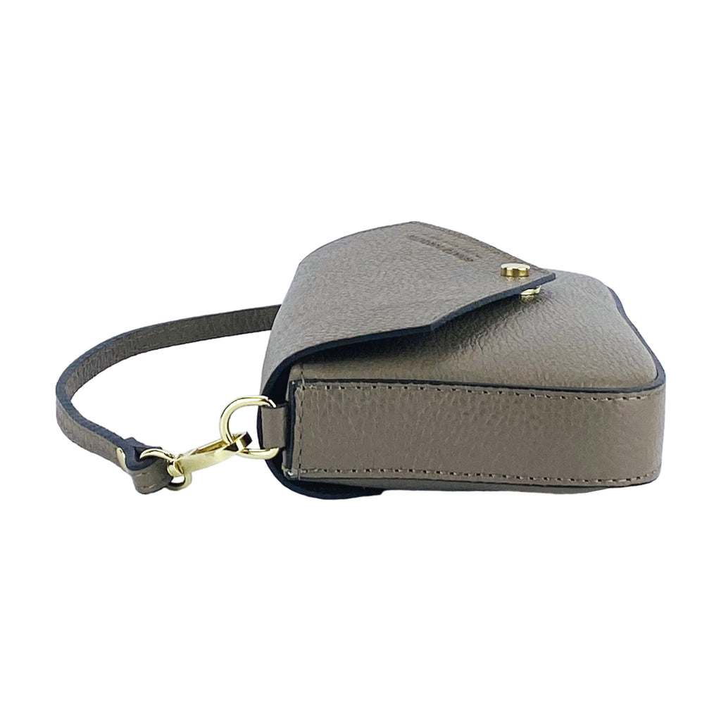 RB1023AQ | Small Shoulder Bag with Removable Chain Strap in Genuine Leather Made in Italy. Flap Closure. Shiny Gold metal hardware - Taupe color - Dimensions: 22 x 12 x 3 cm.
